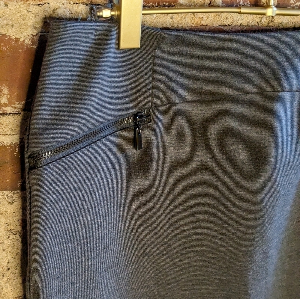 Laundry by Shelli Segal‎ Size 6 Gray Striped Skirt w/ Zipper Pockets